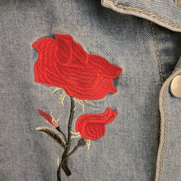 Men’s L denim jacket by Shein. EUC featuring a red rose on the right side chest. - Picture 5 of 8